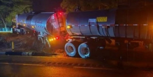 Un intento de robo a una pipa cargada con gasolina derivó en un enfrentamiento armado entre presuntos delincuentes y elementos de la Guardia Nacional, la noche del lunes sobre la autopista Cosoleacaque–La Tinaja, en el tramo cercano al municipio de Acayucan, Veracruz.
