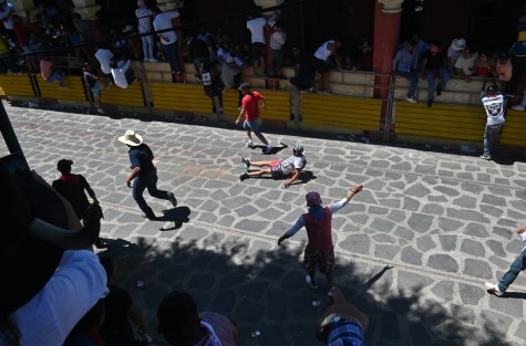 La Xiqueñada celebró 50 años de tradición en Xico, Veracruz, como parte de las fiestas patronales en honor a Santa María Magdalena. Este año, el evento dejó al menos 11 heridos, según autoridades locales.