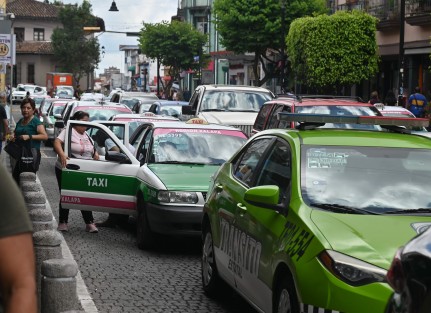 A pesar de que ya hubo una actualización de tarifas de taxi, algunos conductores aún no colocan de forma visible la información al público, como lo ordena el acuerdo publicado en la Gaceta Oficial del Estado. Incluso, hubo una reunión de al menos 70 líderes por las oficinas de tránsito para manifestar su desacuerdo con dichas tarifas y comentan que de no haber acuerdo se manifestaran el lunes.
