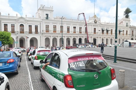 A pesar de que ya hubo una actualización de tarifas de taxi, algunos conductores aún no colocan de forma visible la información al público, como lo ordena el acuerdo publicado en la Gaceta Oficial del Estado. Incluso, hubo una reunión de al menos 70 líderes por las oficinas de tránsito para manifestar su desacuerdo con dichas tarifas y comentan que de no haber acuerdo se manifestaran el lunes.
