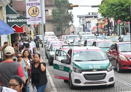 A pesar de que ya hubo una actualización de tarifas de taxi, algunos conductores aún no colocan de forma visible la información al público, como lo ordena el acuerdo publicado en la Gaceta Oficial del Estado. Incluso, hubo una reunión de al menos 70 líderes por las oficinas de tránsito para manifestar su desacuerdo con dichas tarifas y comentan que de no haber acuerdo se manifestaran el lunes.

