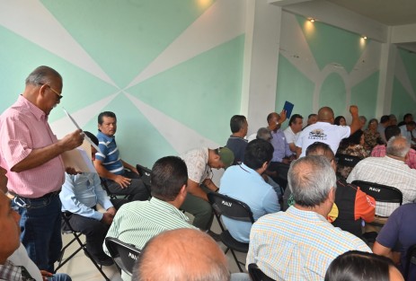 A pesar de que ya hubo una actualización de tarifas de taxi, algunos conductores aún no colocan de forma visible la información al público, como lo ordena el acuerdo publicado en la Gaceta Oficial del Estado. Incluso, hubo una reunión de al menos 70 líderes por las oficinas de tránsito para manifestar su desacuerdo con dichas tarifas y comentan que de no haber acuerdo se manifestaran el lunes.
