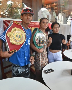 En conferencia de prensa seanunció la pelea en que la boxeadora veracruzana Esneydi “La Leona” Rodríguez (Izq) expondrá su título mundial plata ante la tailandesa Wisuta Sririttidet (der), este sábado en el Auditorio “Benito Juárez” de Veracruz Puerto.
