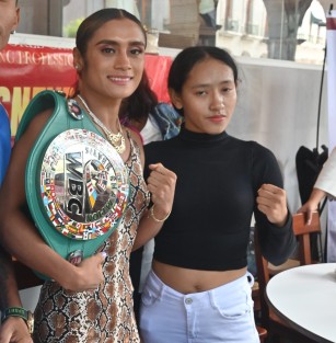 En conferencia de prensa seanunció la pelea en que la boxeadora veracruzana Esneydi “La Leona” Rodríguez (Izq) expondrá su título mundial plata ante la tailandesa Wisuta Sririttidet (der), este sábado en el Auditorio “Benito Juárez” de Veracruz Puerto.
