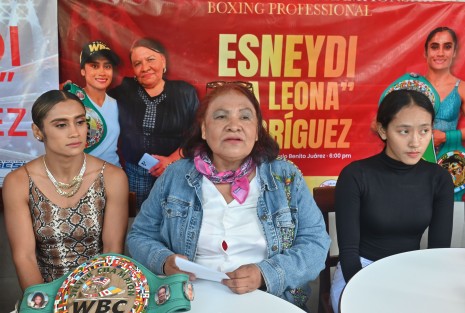 En conferencia de prensa seanunció la pelea en que la boxeadora veracruzana Esneydi “La Leona” Rodríguez (Izq) expondrá su título mundial plata ante la tailandesa Wisuta Sririttidet (der), este sábado en el Auditorio “Benito Juárez” de Veracruz Puerto.
