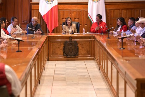  La gobernadora Rocío Nahle García, recibió en la Sala de Banderas del Palacio de Gobierno a alcaldes electos y diputados del Partido Revolucionario Institucional (PRI), como parte del proceso de acercamiento con las nuevas autoridades municipales que asumirán funciones a partir del 01 de enero de 2026.
 
