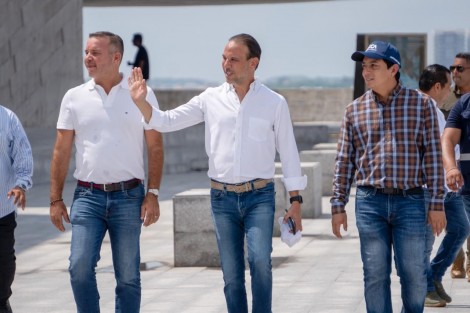Este miércoles cientos de locales y visitantes disfrutaron de las carreras de meseros, concurso de cuerdas, palo en encebado, comelones y yardas en el bulevar Vicente Fox

