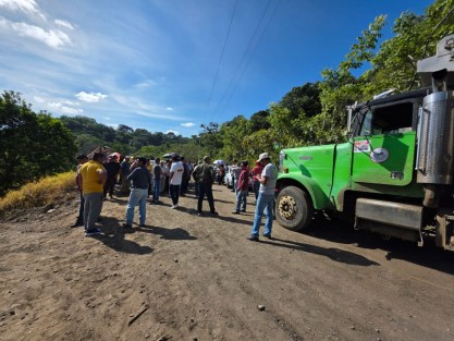 La mañana de este jueves 24 de julio, habitantes de la congregación El Tronconal, en Xalapa, bloquearon el acceso a camiones de basura como medida de protesta por las afectaciones que estos vehículos han causado en las calles de la comunidad.