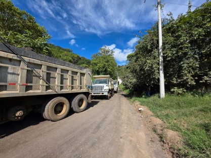 La mañana de este jueves 24 de julio, habitantes de la congregación El Tronconal, en Xalapa, bloquearon el acceso a camiones de basura como medida de protesta por las afectaciones que estos vehículos han causado en las calles de la comunidad.