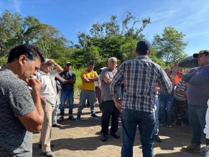 La mañana de este jueves 24 de julio, habitantes de la congregación El Tronconal, en Xalapa, bloquearon el acceso a camiones de basura como medida de protesta por las afectaciones que estos vehículos han causado en las calles de la comunidad.