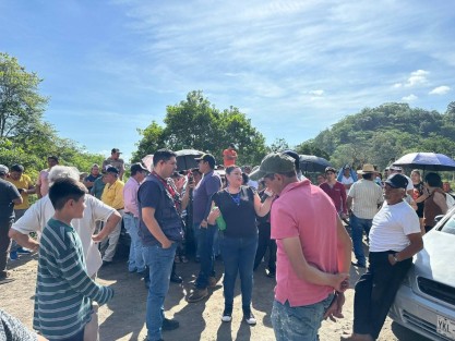 La mañana de este jueves 24 de julio, habitantes de la congregación El Tronconal, en Xalapa, bloquearon el acceso a camiones de basura como medida de protesta por las afectaciones que estos vehículos han causado en las calles de la comunidad.