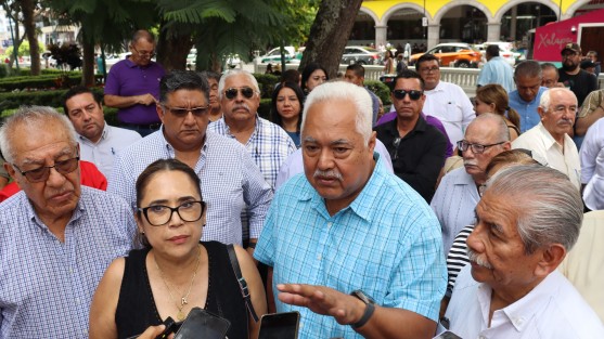 Supervisores, directores y jefes de sector  de diversas instituciones educativas de Veracruz se manifestaron para exigir que los recursos de tiendas escolares regresen a las escuelas. Aseguran que desde 2018 no se han distribuido de forma justa y piden que el dinero se use para atender las necesidades básicas de cada plantel.