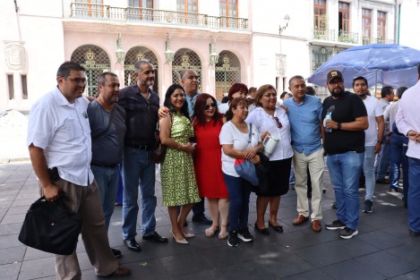 Supervisores, directores y jefes de sector  de diversas instituciones educativas de Veracruz se manifestaron para exigir que los recursos de tiendas escolares regresen a las escuelas. Aseguran que desde 2018 no se han distribuido de forma justa y piden que el dinero se use para atender las necesidades básicas de cada plantel.