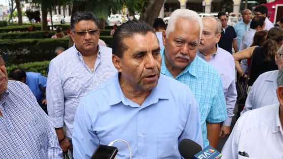 Supervisores, directores y jefes de sector  de diversas instituciones educativas de Veracruz se manifestaron para exigir que los recursos de tiendas escolares regresen a las escuelas. Aseguran que desde 2018 no se han distribuido de forma justa y piden que el dinero se use para atender las necesidades básicas de cada plantel.