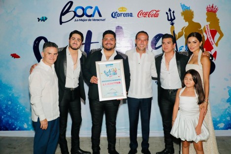 El Presidente Municipal de Boca del Río, Juan Manuel Unánue Abascal, acompañado por su esposa, Melina Rivera de Unánue, presidenta del DIF Municipal, y su hija Aitana, encabezaron el acto protocolario con un mensaje de bienvenida a esta festividad llena de regocijo, identidad y tradición para todas las familias boqueñas.