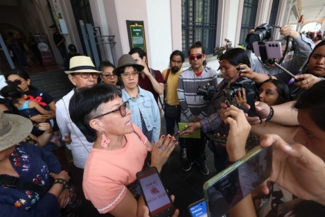 Artistas xalapeños independientes se manifestaron frente al Palacio Municipal para protestar contra lo que califican como una 