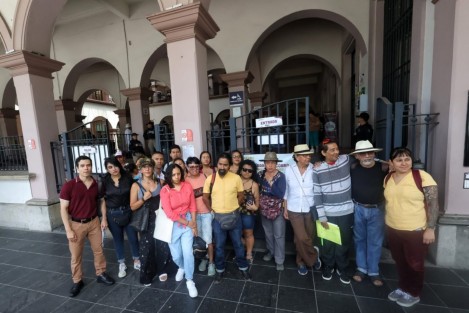 Artistas xalapeños independientes se manifestaron frente al Palacio Municipal para protestar contra lo que califican como una 