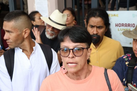 Artistas xalapeños independientes se manifestaron frente al Palacio Municipal para protestar contra lo que califican como una 
