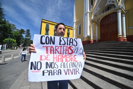 Taxistas de varias organizaciones se quejan por las tarifas publicadas en la Gaceta Oficial, argumentando que no son acordes con la inflación actual. Algunos anunciaron movilizaciones pacíficas para el lunes, mientras que otros, de manera independiente, se dieron cita en la Plaza Lerdo para manifestarse por su cuenta.