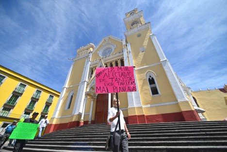 Taxistas de varias organizaciones se quejan por las tarifas publicadas en la Gaceta Oficial, argumentando que no son acordes con la inflación actual. Algunos anunciaron movilizaciones pacíficas para el lunes, mientras que otros, de manera independiente, se dieron cita en la Plaza Lerdo para manifestarse por su cuenta.