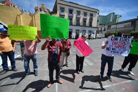 Taxistas de varias organizaciones se quejan por las tarifas publicadas en la Gaceta Oficial, argumentando que no son acordes con la inflación actual. Algunos anunciaron movilizaciones pacíficas para el lunes, mientras que otros, de manera independiente, se dieron cita en la Plaza Lerdo para manifestarse por su cuenta.