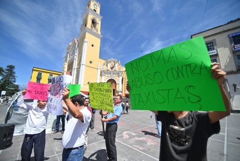 Taxistas de varias organizaciones se quejan por las tarifas publicadas en la Gaceta Oficial, argumentando que no son acordes con la inflación actual. Algunos anunciaron movilizaciones pacíficas para el lunes, mientras que otros, de manera independiente, se dieron cita en la Plaza Lerdo para manifestarse por su cuenta.