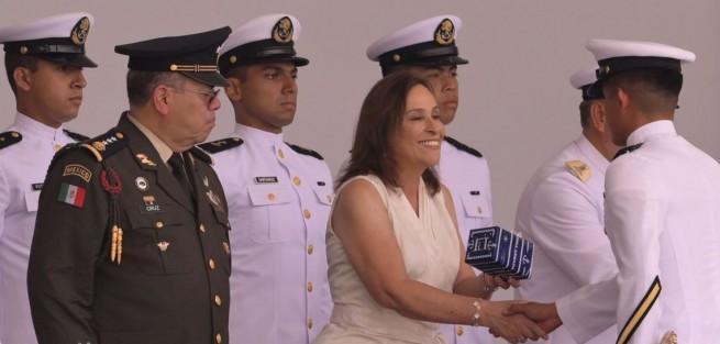 En acto solemne la gobernadora Rocío Nahle García asistió como madrina e invitada de honor del secretario de Marina, Raymundo Pedro Morales Ángeles, a la ceremonia de graduación de las generaciones 2020-2025 y 2021-2025 de la Heroica Escuela Naval Militar, ubicada en Antón Lizardo.