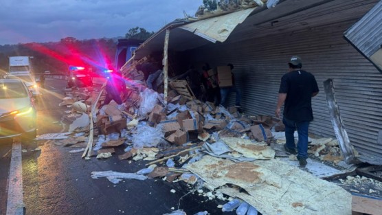 Durante la noche del viernes 25 de julio se registró un aparatoso accidente sobre la autopista Perote–Banderilla, a la altura del kilómetro 142+600, donde un tráiler doble remolque que transportaba paquetes de agua salina  se volcó, provocando el cierre total en ambos sentidos de la circulación.

Autoridades exhortan a los conductores que transitan por la zona a extremar precauciones y considerar rutas alternas.