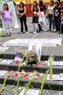 Familiares del fotoperiodista Rubén Espinosa Becerril se manifestaron en la Plaza Lerdo a si como la organización Artículo 19 para exigie justicia por su asesinato perpetrado hace 10 años en la Ciudad de México.
 