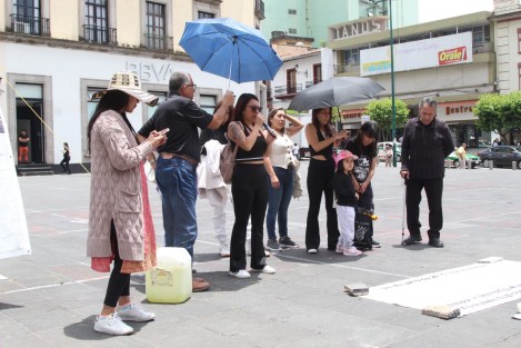 Familiares del fotoperiodista Rubén Espinosa Becerril se manifestaron en la Plaza Lerdo a si como la organización Artículo 19 para exigie justicia por su asesinato perpetrado hace 10 años en la Ciudad de México.
 