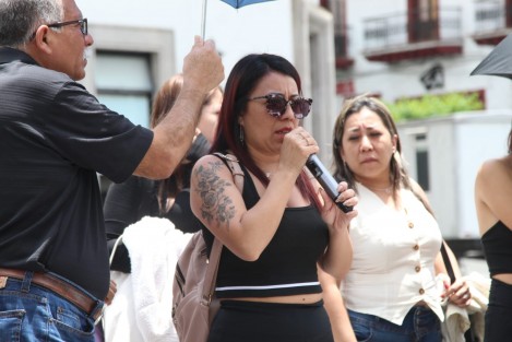 Familiares del fotoperiodista Rubén Espinosa Becerril se manifestaron en la Plaza Lerdo a si como la organización Artículo 19 para exigie justicia por su asesinato perpetrado hace 10 años en la Ciudad de México.
 
