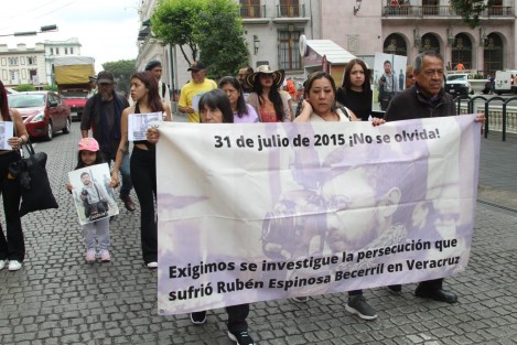 Familiares del fotoperiodista Rubén Espinosa Becerril se manifestaron en la Plaza Lerdo a si como la organización Artículo 19 para exigie justicia por su asesinato perpetrado hace 10 años en la Ciudad de México.
 