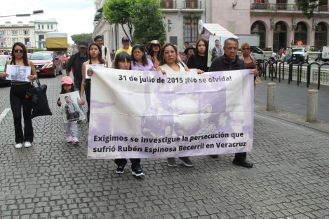 Familiares del fotoperiodista Rubén Espinosa Becerril se manifestaron en la Plaza Lerdo a si como la organización Artículo 19 para exigie justicia por su asesinato perpetrado hace 10 años en la Ciudad de México.
 