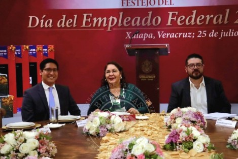 Más de mil 200 administrativos fueron agasajados por la Secretaría de Educación de Veracruz, mientras escuelas subsisten con cuotas de padres por la omisión en entrega de fondos legales.