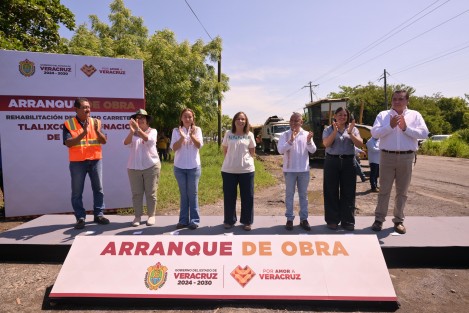 La gobernadora Rocío Nahle García dio el banderazo de inicio a dos obras carreteras estratégicas, comprometidas durante su campaña y que fortalecerán la conectividad entre los municipios de Tlalixcoyan e Ignacio de la Llave, zonas con alta actividad agrícola y ganadera.