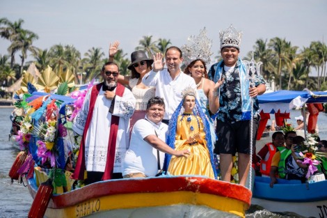 Este sábado se llevó a cabo el tradicional paseo de la imagen de Santa Ana por el río Jamapa, en el municipio de Boca del Río.

El alcalde Juan Manuel Unánue Abascal compartió a través de sus redes sociales varias fotografías del evento, acompañadas del siguiente mensaje:

“Con fe y gratitud, navegamos las aguas del río Jamapa junto a nuestra comunidad de pescadores y decenas de boqueños.
Una procesión llena de devoción y amor por Nuestra Señora de Santa Ana, que nos une como pueblo.”