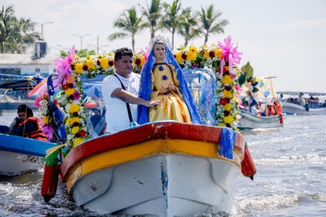 Este sábado se llevó a cabo el tradicional paseo de la imagen de Santa Ana por el río Jamapa, en el municipio de Boca del Río.

El alcalde Juan Manuel Unánue Abascal compartió a través de sus redes sociales varias fotografías del evento, acompañadas del siguiente mensaje:

“Con fe y gratitud, navegamos las aguas del río Jamapa junto a nuestra comunidad de pescadores y decenas de boqueños.
Una procesión llena de devoción y amor por Nuestra Señora de Santa Ana, que nos une como pueblo.”