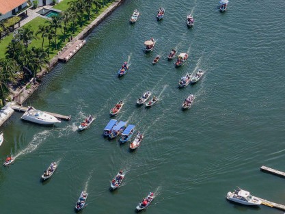 Este sábado se llevó a cabo el tradicional paseo de la imagen de Santa Ana por el río Jamapa, en el municipio de Boca del Río.

El alcalde Juan Manuel Unánue Abascal compartió a través de sus redes sociales varias fotografías del evento, acompañadas del siguiente mensaje:

“Con fe y gratitud, navegamos las aguas del río Jamapa junto a nuestra comunidad de pescadores y decenas de boqueños.
Una procesión llena de devoción y amor por Nuestra Señora de Santa Ana, que nos une como pueblo.”