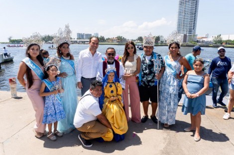 Este sábado se llevó a cabo el tradicional paseo de la imagen de Santa Ana por el río Jamapa, en el municipio de Boca del Río.

El alcalde Juan Manuel Unánue Abascal compartió a través de sus redes sociales varias fotografías del evento, acompañadas del siguiente mensaje:

“Con fe y gratitud, navegamos las aguas del río Jamapa junto a nuestra comunidad de pescadores y decenas de boqueños.
Una procesión llena de devoción y amor por Nuestra Señora de Santa Ana, que nos une como pueblo.”