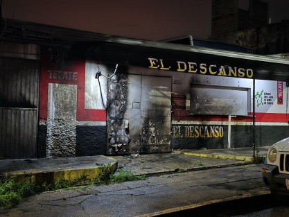 La noche de este sábado la fachada del negocio conocido como El Descanso ubicado en la calle Rodríguez Malpica esquina con Corregidora fue atacada con bomb4s molot0v sin que hubiera personas lesionadas, solo pérdidas materiales.