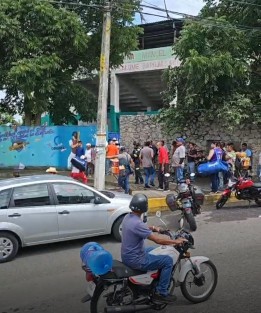 Un hombre fue baleado la tarde de este domingo en el interior del estadio Salomé Barojas, justo cuando se desarrollaba la gran final de béisbol entre los equipos Piratas y Diablos, lo que generó pánico entre los asistentes y obligó a suspender el encuentro.
