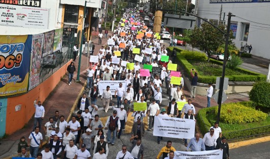 
Cientos de conductores bloquearon la calle Enríquez para exigir una revisión a las nuevas tarifas impuestas por el gobierno estatal. Piden a la gobernadora Rocío Nahle que se tomen en cuenta los costos reales del servicio para fijar tarifas justas.
 “No pedimos negocio, pedimos justicia”, señalaron.

