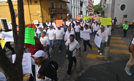 
Cientos de conductores bloquearon la calle Enríquez para exigir una revisión a las nuevas tarifas impuestas por el gobierno estatal. Piden a la gobernadora Rocío Nahle que se tomen en cuenta los costos reales del servicio para fijar tarifas justas.
 “No pedimos negocio, pedimos justicia”, señalaron.

