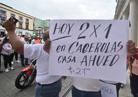
Cientos de conductores bloquearon la calle Enríquez para exigir una revisión a las nuevas tarifas impuestas por el gobierno estatal. Piden a la gobernadora Rocío Nahle que se tomen en cuenta los costos reales del servicio para fijar tarifas justas.
 “No pedimos negocio, pedimos justicia”, señalaron.

