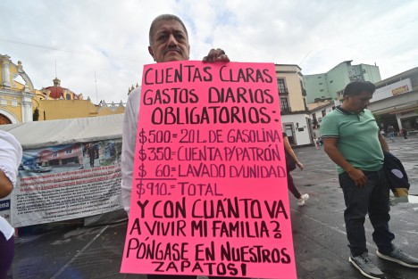 
Cientos de conductores bloquearon la calle Enríquez para exigir una revisión a las nuevas tarifas impuestas por el gobierno estatal. Piden a la gobernadora Rocío Nahle que se tomen en cuenta los costos reales del servicio para fijar tarifas justas.
 “No pedimos negocio, pedimos justicia”, señalaron.

