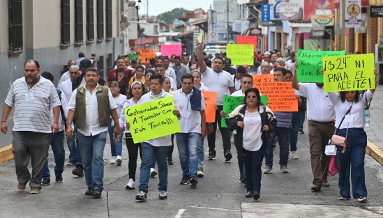 
Cientos de conductores bloquearon la calle Enríquez para exigir una revisión a las nuevas tarifas impuestas por el gobierno estatal. Piden a la gobernadora Rocío Nahle que se tomen en cuenta los costos reales del servicio para fijar tarifas justas.
 “No pedimos negocio, pedimos justicia”, señalaron.

