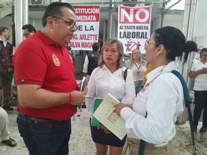 Trabajadores pertenecientes a diversos sindicatos y que laboran en la Jurisdicción Sanitaria número 8, iniciaron este lunes 28 de julio un paro de labores en las oficinas centrales exigiendo la destitución de la supervisora, Arlette Silva Magaña.


