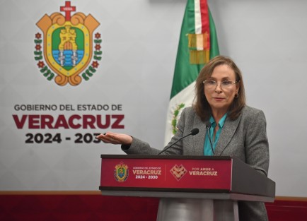 La gobernadora Rocío Nahle García reiteró el diálogo abierto y permanente con el gremio taxista a través de la Secretaría de Gobierno, que encabeza mesas de revisión con representantes del gremio.