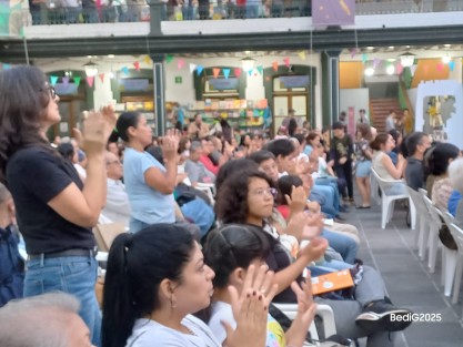 Con un minuto de aplausos se le despidió en la 35ª Feria Nacional del Libro Infantil y Juvenil al Maestro Francisco Beverido Duhalt, quien falleció este lunes 28 de julio.