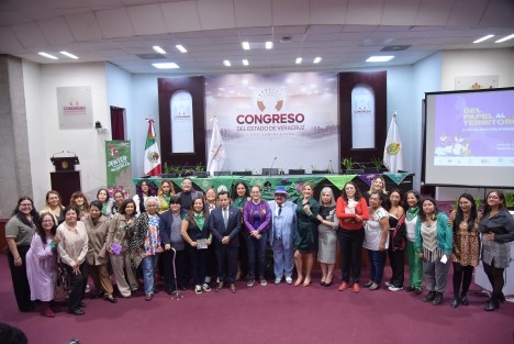 Reconoce la legisladora los avances en la materia y los pendientes que aún prevalecen tanto en materia administrativa como de conciencias.
 
